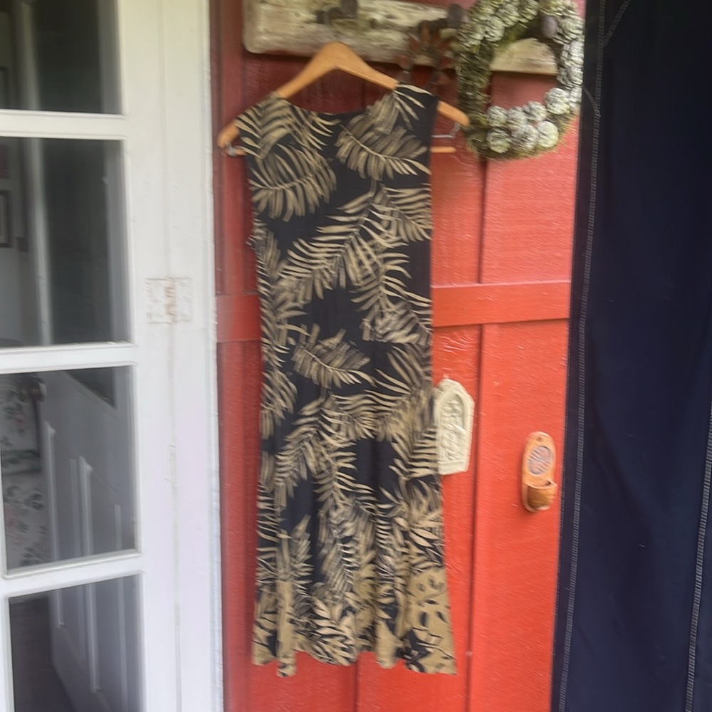 Tommy Bahama midi dress size M
Black with Palm Frond - Picture 2 of 3